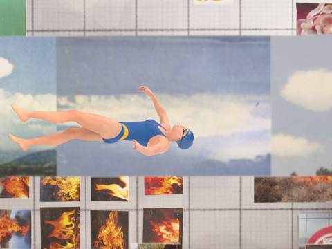 Glass Life, Filmstill, 2021 – Filmstill der Arbeit Glass Life von Sara Cwynar. Eine Person in einem blauen Badeanzug und mit Badekappe scheint vor einem Himmel mit Wolken zu schweben. Im Hintergrund sind collageartig Bilder von Feuer, Wolken und einem Embryo auf einem Raster angeordnet.