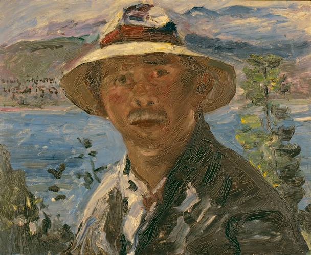 Lovis Corinth, Selbstporträt mit Strohhut, 1923, Kunstmuseum Bern – Gemälde: Selbstporträt von Lovis Corinth mit Strohhut mit breiter, dynamischer Pinselführung. Der Hintergrund zeigt eine bergige Landschaft und einen See oder Fluss.