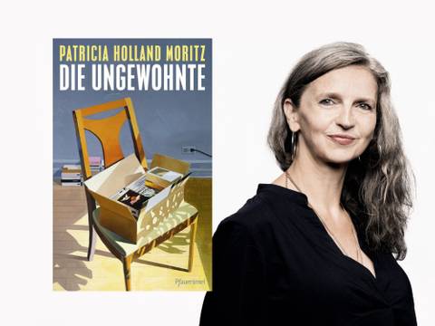 Patricia Holland Moritz: Die Ungewohnte – Buchcover "Patricia Holland Moritz Die Ungewohnte" mit Stuhl und Karton neben lächelnder Person mit langen Haaren in schwarzer Kleidung.