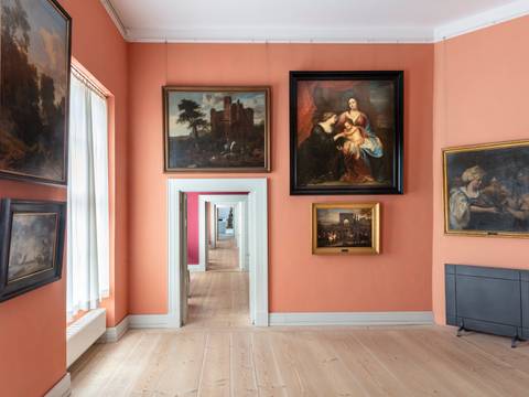Schlossmuseum Oranienburg, Erste Kammer im linken Flügel – Schlossmuseum Oranienburg, Erste Kammer im linken Flügel mit historischen Gemälden an den lachsfarbenen Wänden und Blick in eine Raumflucht