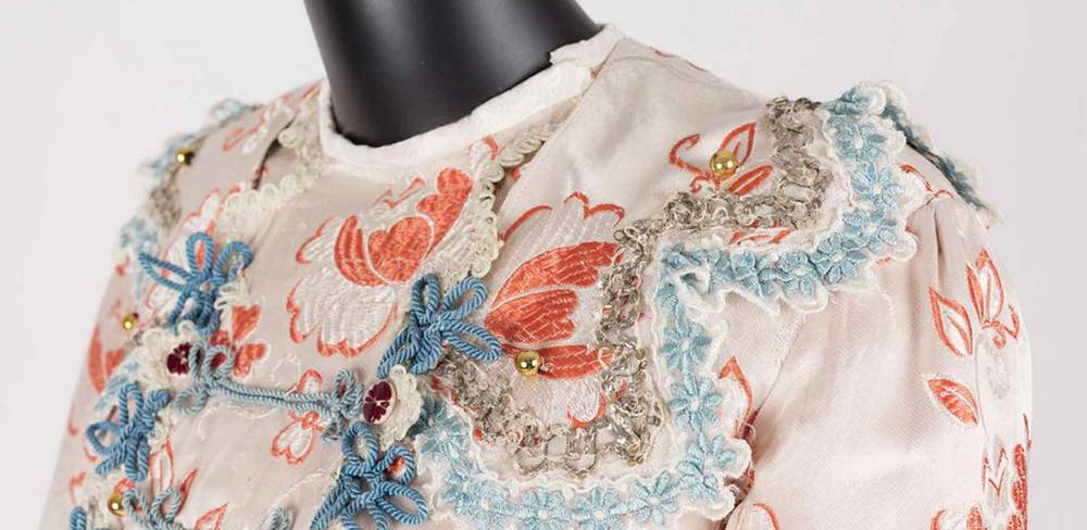 Detail der Sonntagskleidung der Bauerntochter Elisabeth Weiss, getragen in Kéty / Giek (Schwäbische Türkei, Ungarn) 1942.