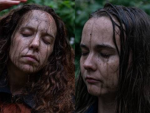 PRESERVE - Call for Attention – Zwei Personen mit geschlossenen Augen, Erde auf den Gesichtern. Linke Person hat lockiges Haar, rechte Person glattes Haar, Hintergrund unscharf grün.