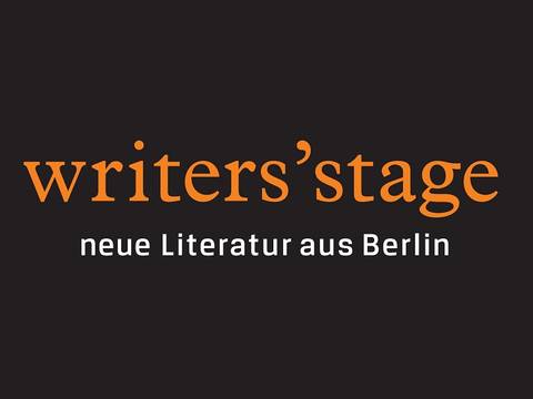  – Schwarzer Hintergrund mit orangener Schrift: "writers’stage". Darunter in weißer Schrift: "neue Literatur aus Berlin".