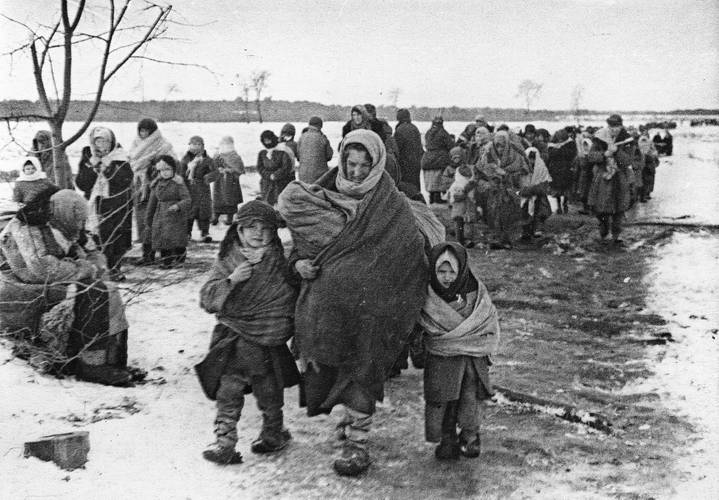 Marija Rytschankowa mit ihren drei Kindern nach der Befreiung des Lagers Osaritschi, 19. März 1944. Der siebenjährige Sohn Iwan überlebte. Die zweijährige Fenja und die vierjährige Anja starben am 23. und 29. März 1944 an den Folgen der Gefangenschaft.
