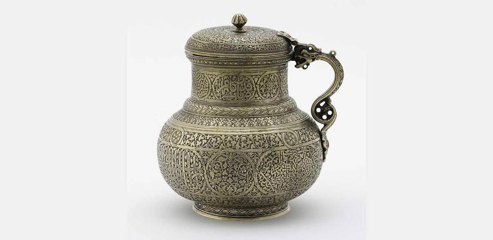 Deckelkrug, Mamlukenreich (Aleppo?), 2. Hälfte 15. Jahrhundert, 1517, Kupferlegierung, gegossen, getrieben, graviert, mit Silber tauschiert