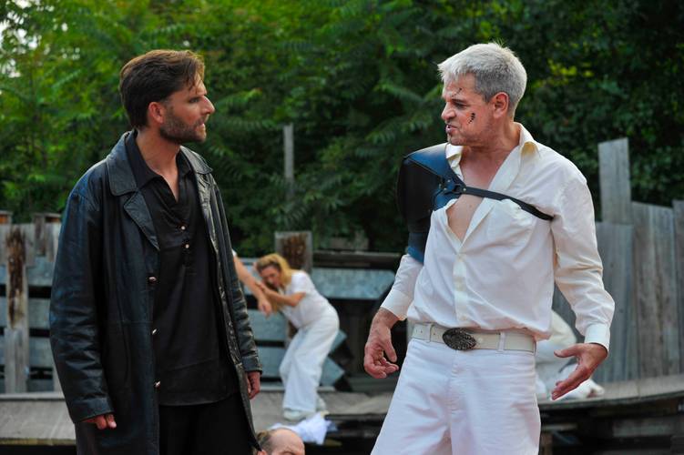 Globe Berlin: Hamlet – Hamlet (Benjamin Krüger) und der Geist seines Vater (Uwe Neumann)