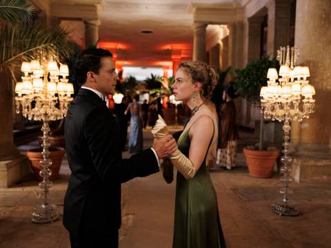 Still aus der Amazon-Serie „Miss Sophie“ – Still aus der Amazon-Serie „Miss Sophie“: Butler James (Kostja Ullmann, links) und Miss Sophie (Alicia von Rittberg, rechts) auf einer Party in der Pflanzenhalle des Orangerieschlosses