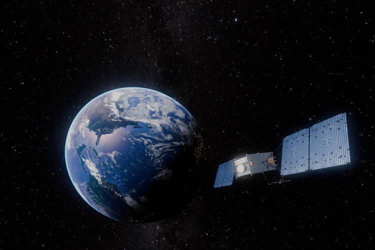 Still aus dem Programm »Zeit - Im Strom des Universums« – Satellit mit großen Solarpaneelen im Orbit vor der Erde vor schwarzem Weltraumhintergrund