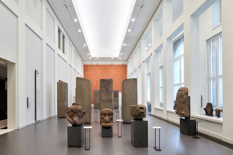 Ansicht des Ausstellungsbereichs „Mesoamerika. Ballspiel, Pyramiden, Götter“ der Ethnologischen Sammlungen im Humboldt Forum. – Ansicht des Ausstellungsbereichs „Mesoamerika. Ballspiel, Pyramiden, Götter“ der Ethnologischen Sammlungen im Humboldt Forum.