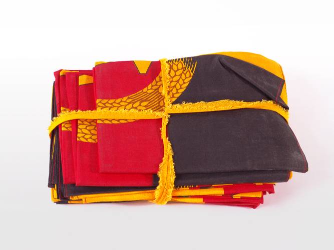 DDR-Fahnen – Zum 1. Mai und auch zum Republikgeburtstag am 7. Oktober war es ein ungeschriebenes Gesetz, DDR-Fahnen vor die Fenster zu hängen. Im Zuge der Wiedervereinigung wurden sie überflüssig und landeten oft bündelweise im Müll.