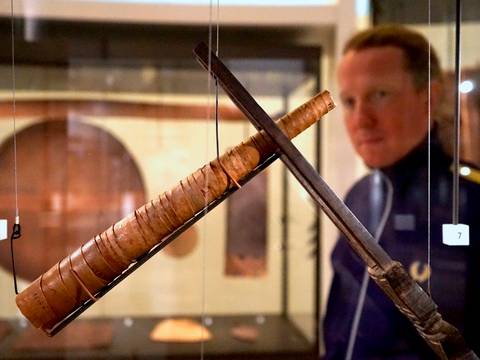 Besucher vor einer Vitrine mit Zigarrenhalter und Zigarre im Ethnologischen Museum – Besucher vor einer Vitrine mit Zigarrenhalter und Zigarre im Ethnologischen Museum