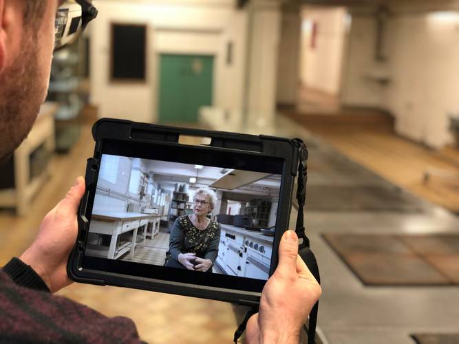 Besucher mit Tablet