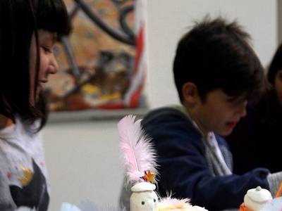 Workshop mit Kindern auf der Zitadelle – Zwei Kinder sitzen an einem Tisch und basteln