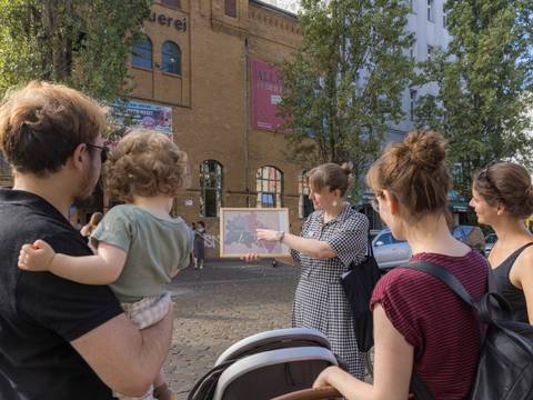 Familie mit Kind und Kinderwagen vor dem Museum in der Kulturbrauerei – Familie mit Kind und Kinderwagen vor dem Museum in der Kulturbrauerei