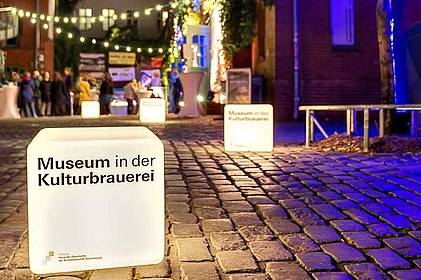 Der Eingangsbereich des Museums bei Nacht. – Der Eingangsbereich des Museums bei Nacht.