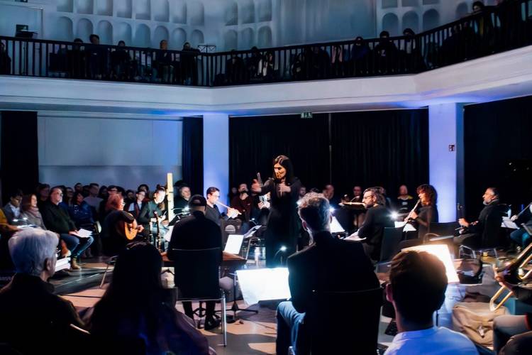 Wie hier im Bild im Silent Green, verwandelt das Trickster Orchestra auch in der Nikolaikirche Architektur in Klang. – Trickster Orchestra während eines Konzerts