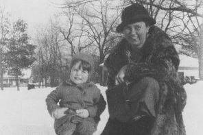 Hier im Duo: Ruth Crawford Seeger mit ihrem Sohn Mike im Schnee, ca. 1935 – Frau und Kind im Schnee.