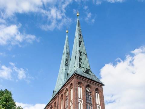 Die Nikolaikirche prägt seit dem Mittelalter das Nikolaiviertel und das Zentrum von Berlin: einst als Ort der Religion, jetzt als Museum der Kirchen-, Bau- und Stadtgeschichte. – Außenansicht Museum Nikolaikirche