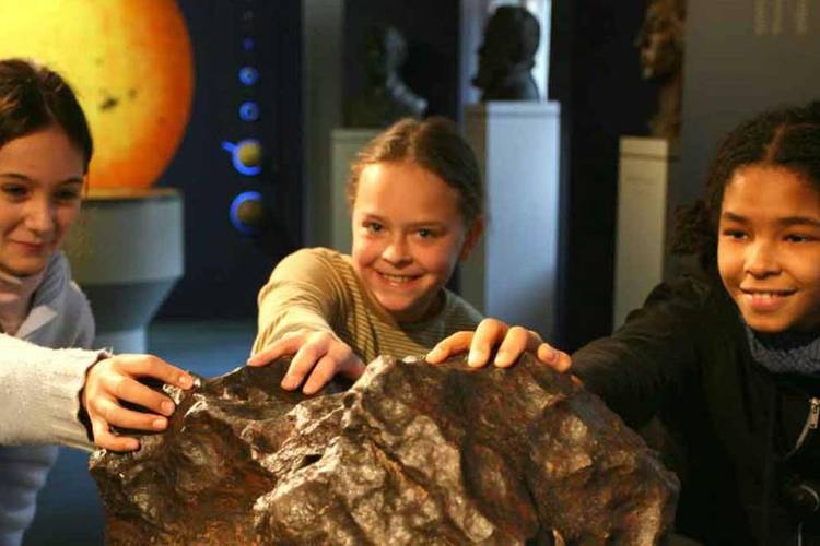 Kinder vor dem Planetenmodell – Kinder vor dem Planetenmodell © SPB / Foto: F.-M. Arndt