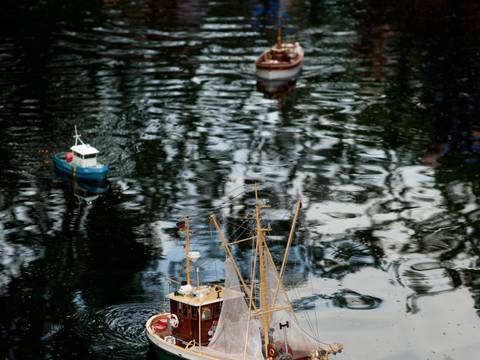 „Leinen los!“ heißt es mehrmals im Jahr im Museum: Dann tuckern kleine Modellschiffe über unseren idyllischen Museumsteich im Park. – Ein Modellschiff auf dem Museumsteich.