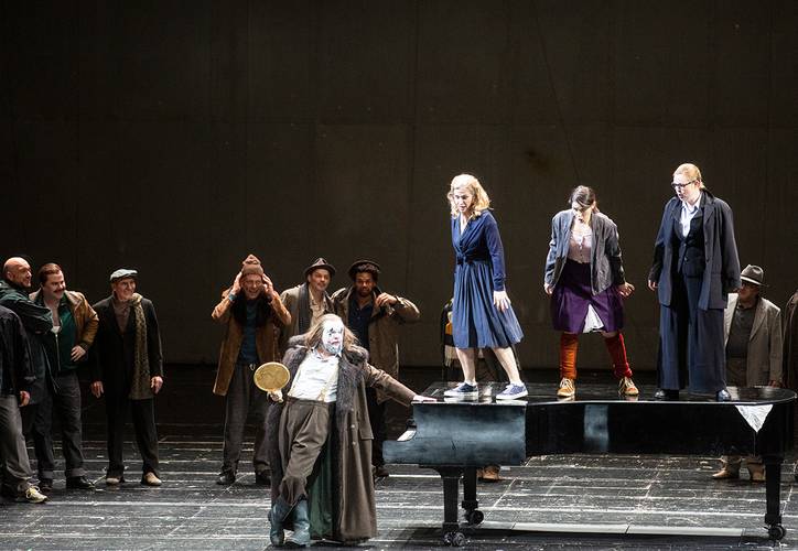 Das Rheingold – u. a. Jordan Shanahan als Alberich, Lea-ann Dunbar als Woglinde, Arianna Manganello als Wellgunde, Karis Tucker als Flosshilde Bernd Uhlig