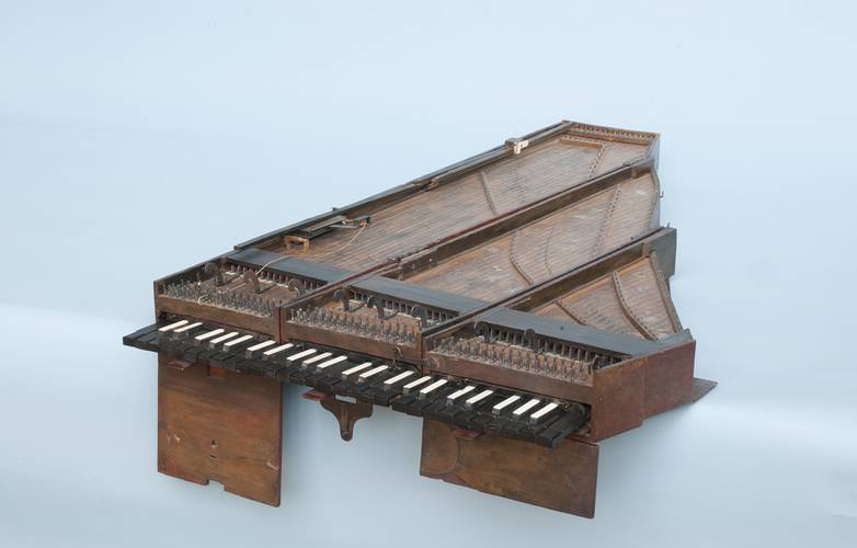 Clavecin brise, Reisecembalo, von Jean Marius, Paris zwischen 1700 und 1704 – Clavecin brise, Reisecembalo, von Jean Marius, Paris zwischen 1700 und 1704