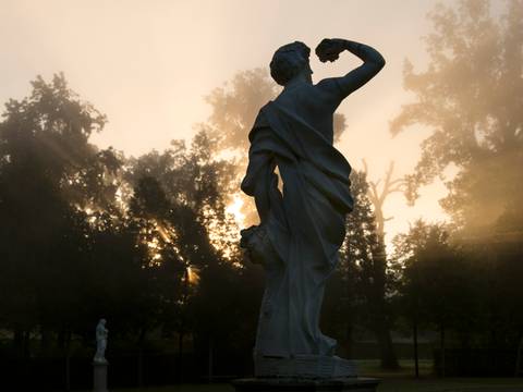 Skulptur im Lustgarten Rheinsberg – Skulptur im Lustgarten Rheinsberg, im Hintergrund Bäume im Morgennebel