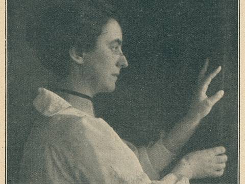 Rahel Hirsch, Archiv der deutschen Frauenbewegung, ca. 1910. – Portraitaufnahme der Ärztin Rahel Hirsch. Die Schwarz-Weiß-Fotografie zeigt sie von der Seite in einem weißen Kleid.