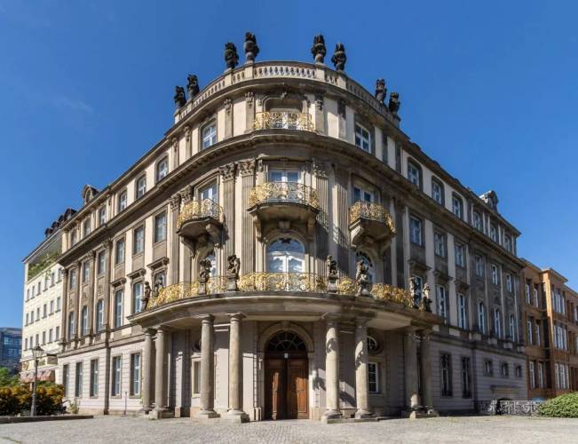Die Geschichte des Ephraim-Palais ist mit dem Namensgeber Veitel Heine Ephraim verbunden. Das Gebäude wurde von 1762 bis 1769 errichtet. In den 1980er Jahren wurde es rekonstruiert. Es befindet sich an der Poststraße Ecke Mühlendamm in Berlin-Mitte. – Frontalansicht Museum Ephraim-Palais