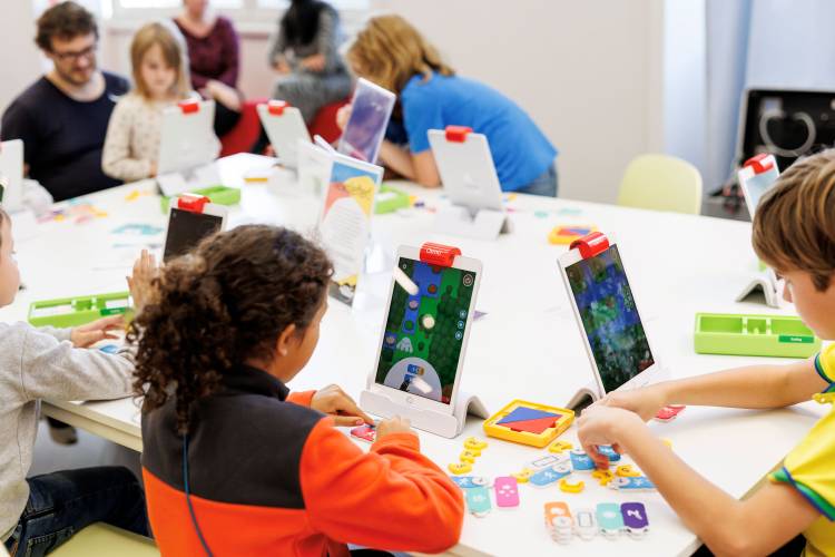 Kinder an einer Mitmach-Station beim Code Week Mitmach-Festival 2025. – Kinder an einer Mitmach-Station beim Code Week Mitmach-Festival 2025.