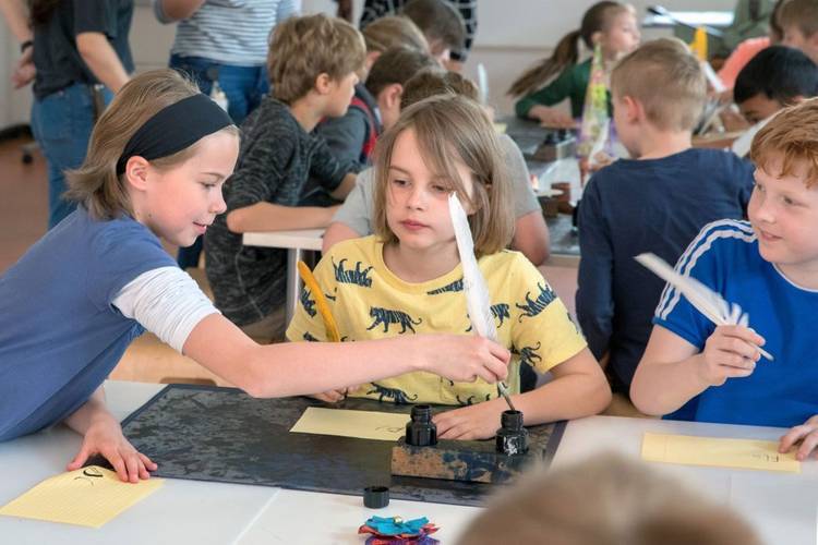 Im Museumslabor schreiben Kinder mit Tinte und Feder – Kinder im Museumslabor schreiben mit Tinte und Feder