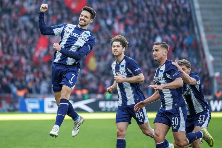 Josip Brekalo (l, Hertha BSC) trifft und freut sich mit seiner Mannschaft. (Archiv)
