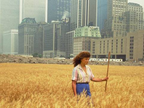 Agnes Denes: Wheatfield, 1982, Film, Für “Wheatfield - A Confrontation: Battery Park Landfill, Downtown Manhattan - With Agnes Denes Standing in the Field, 1982“