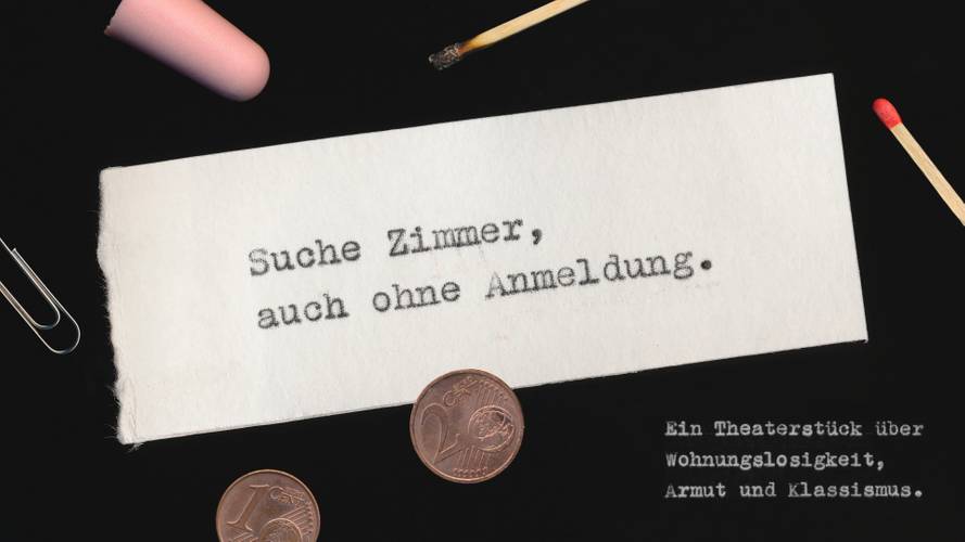 Weißer Zettel mit Text: "Suche Zimmer, auch ohne Anmeldung." Daneben Münzen, Streichholz, Büroklammer, Lippenstift. Text unten: "Ein Theaterstück über