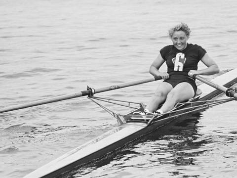 Foto: Liselotte Proll bei der Frühjahrsregatta in Grünau, 1954 – Foto: Liselotte Proll bei der Frühjahrsregatta in Grünau, 1954