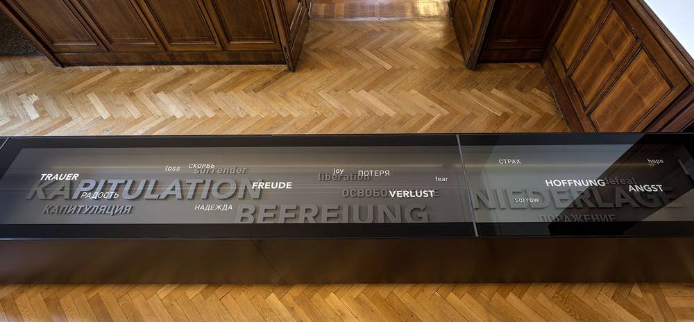 Installation im Museum Berlin-Karlshorst zu Assoziationen über das Kriegsende 1945