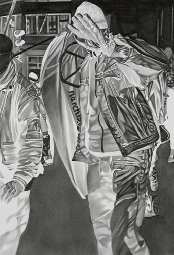 Marc Brandenburg, Ohne Titel, 2010, Privatsammlung – Schwarz-weiß invertierte Zeichnung des Künstlers auf Papier. Motiv ist ein Demonstrant mit einem Antifa-Umhang.