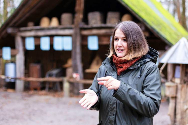 In Gebärdensprache bringt die Führung den Teilnehmenden das dörfliche Leben des Mittelalters nahe. – Momentaufnahme während einer Führung im Museumsdorf Düppel