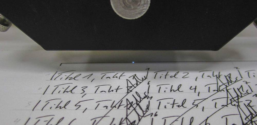 Microfading Testing an einer Zeichnung von Jorinde Voigt, Rathgen-Forschungslabor, Staatliche Museen zu Berlin