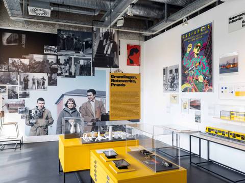 Ausstellungsansicht „Gestalten für Berlin. Design aus der Kunsthochschule Berlin-Weißensee“ – Ausstellungsansicht mit verschiedenen Exponaten, sowie großformatigen historischen Fotografien
