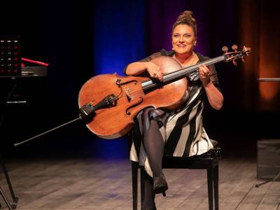 Rebecca Carrington – Rebecca Carrington mit Cello auf der Bühne