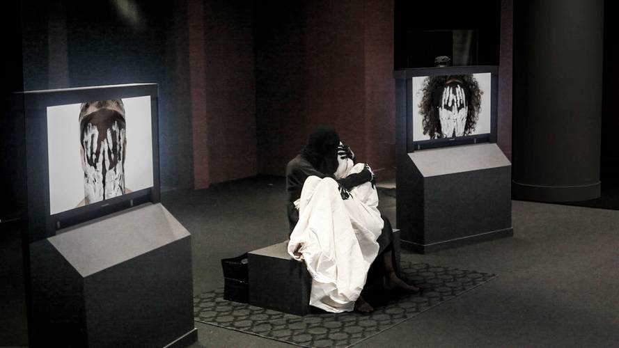 Bild 1: Mwangi Hutter, Burning Desire to be Touched, Smithsonian National Museum of African Art, Washington D.C., 2015