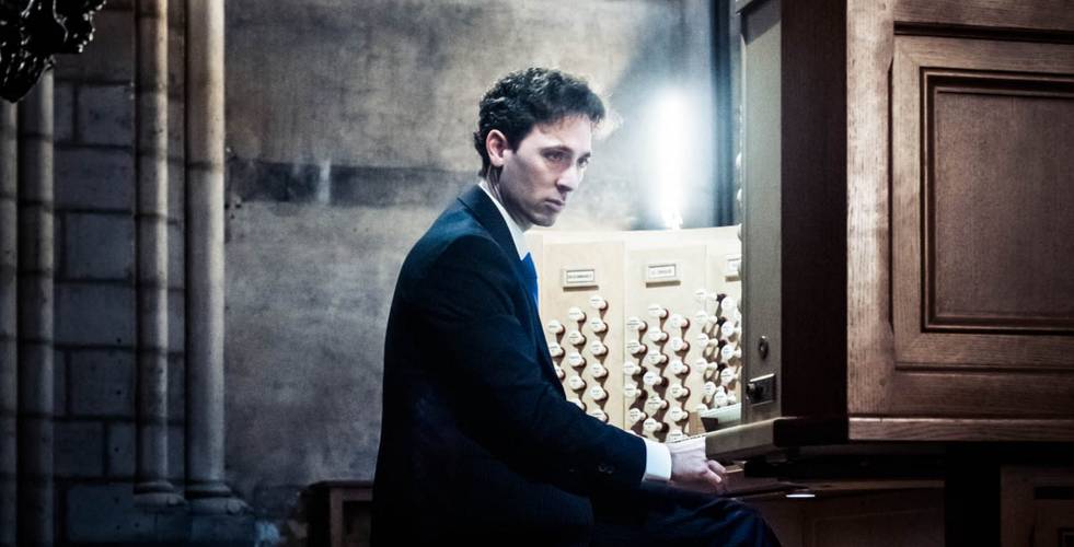 Vincent Dubois sitzt an einer Orgel