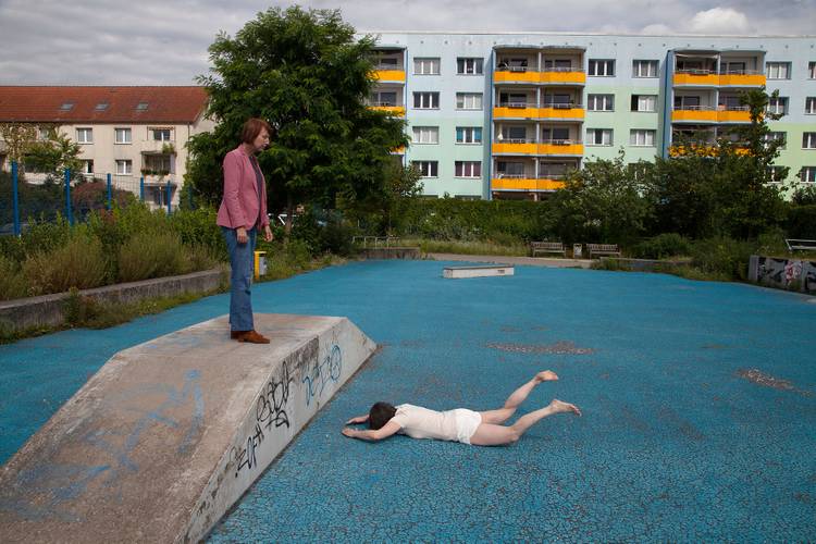 Ingeborg Lockemann/ Elke Mohr: Paintings: Pool, Skaterpark Beelitz, Straße des Aufbaus/Brandenburg, 2024.