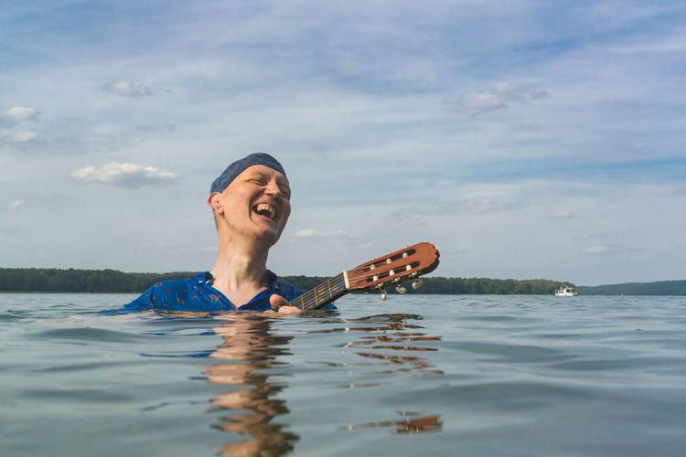 Helm van Hahm – Helm van Hahm mit Gitarre bis zum Hals im See