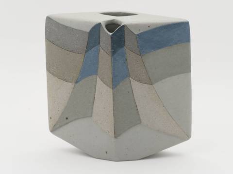 Antje Brüggemann,Vase in quadratischer Form mit optischem Dekor, 2011, Feinsteinzeug, gebaut, eingefärbte Massen