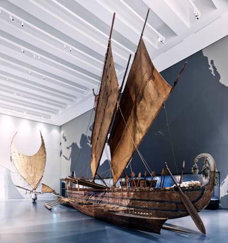 Ausstellungsansicht des Moduls "Ozeanien: Mensch und Meer. Ein Meer von Inseln" des Ethnologischen Museums im Humboldt Forum – Ausstellungsansicht des Moduls "Ozeanien: Mensch und Meer. Ein Meer von Inseln" des Ethnologischen Museums im Humboldt Forum