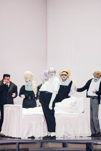 Gianni Schicchi – Burkhard Ulrich als Gherardo, Dean Murphy als Marco, Andrew Harris als Simone und Karola Pavone als Nella Eike Walkenhorst