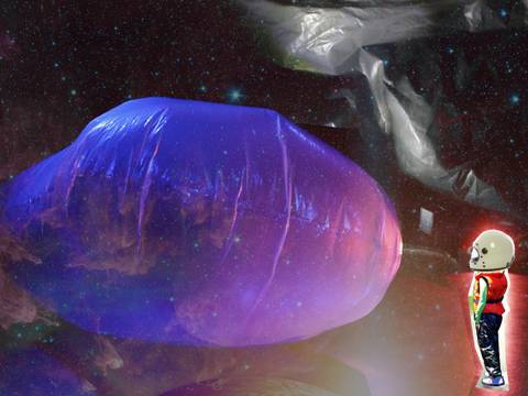  – Ein Kind mit Helm in roter Weste steht vor einem großen, lilablauen, ballonartigen Objekt in einer weltraumartigen Umgebung.