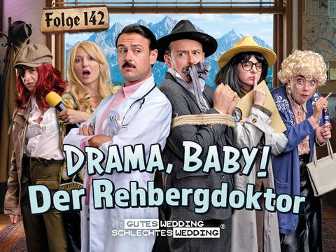  – Fünf Personen in Kostümen stehen nebeneinander. Text: Folge 142 DRAMA, BABY! Der Rehbergdoktor. GUTES WEDDING SCHLECHTES WEDDING. Berge im Hintergrund.